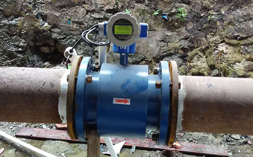 水泥漿流量計(jì)現(xiàn)場(chǎng)安裝使用圖